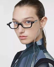 哥哥們，請用眼鏡“殺”我——論眼鏡的魅力與符號學